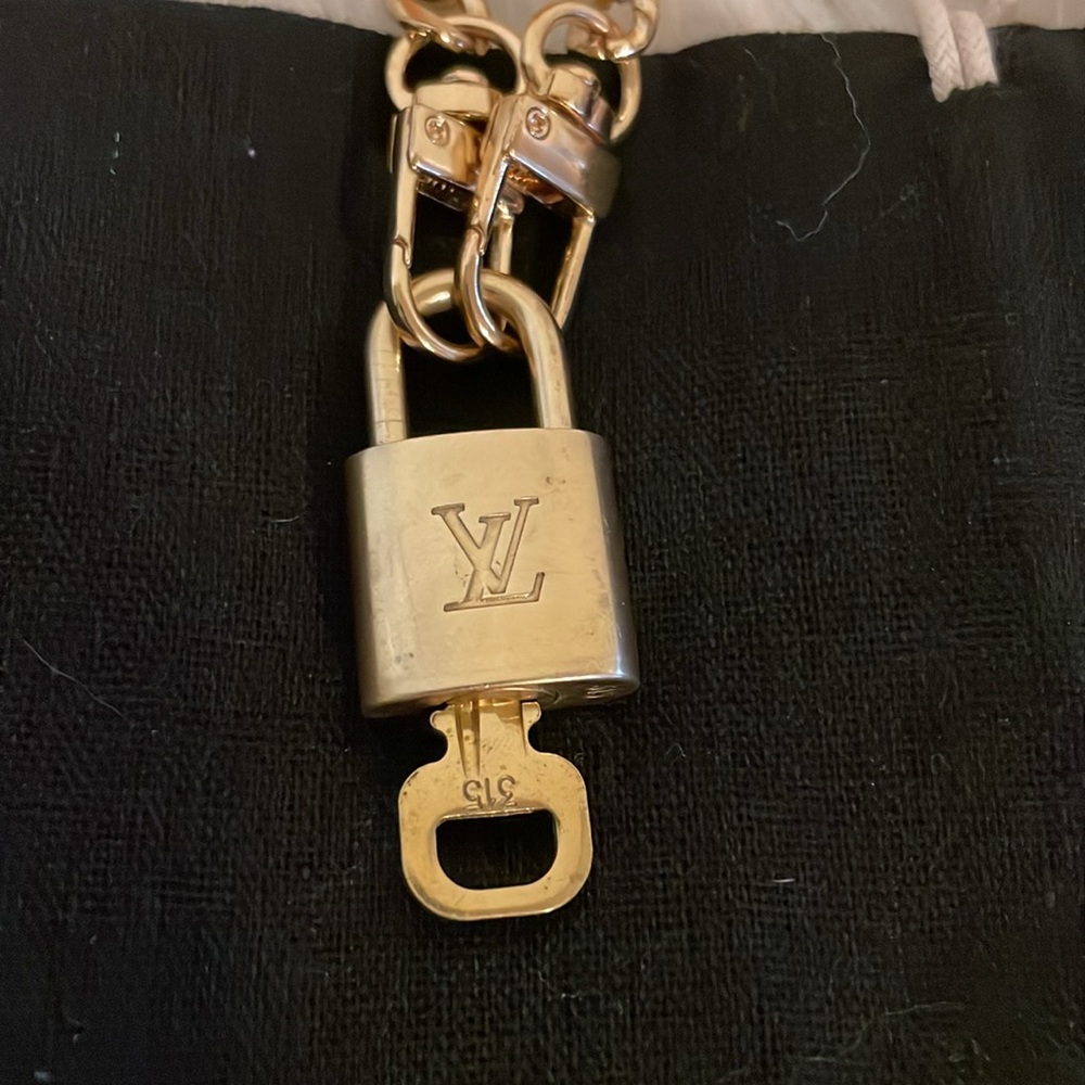 Louis Vuitton Gold Lock - Picture 5 of 6